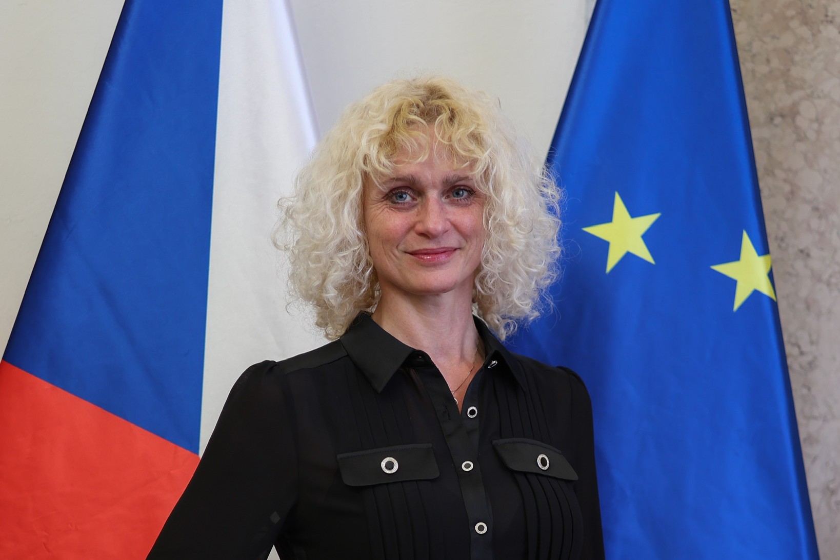 Hana Landová před vlajkou ČR 